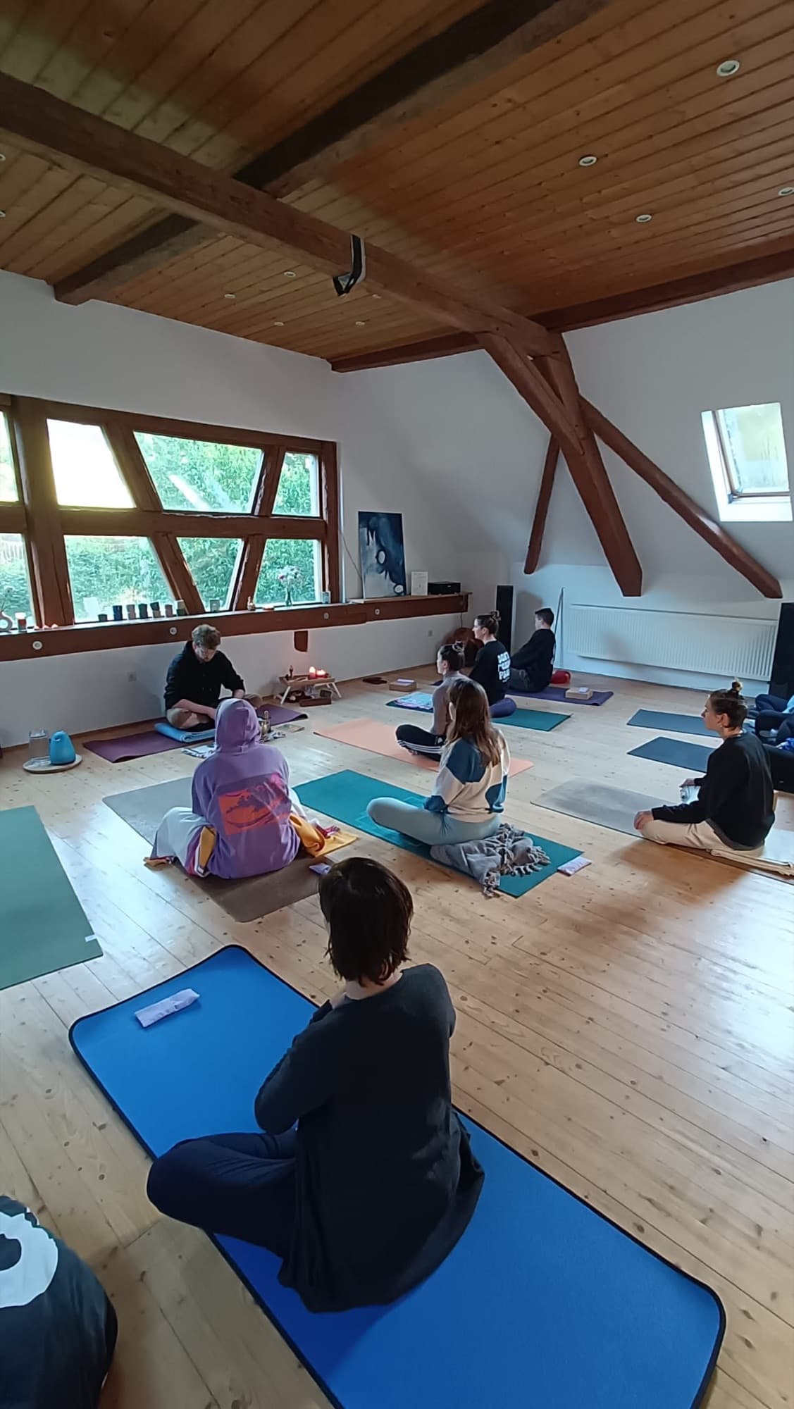 Yoga auf einem Holzsteg an einem ruhigen See