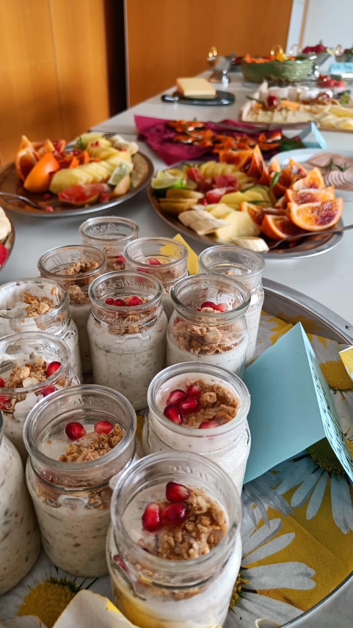 Liebevoll gedeckter Tisch beim Yoga & Brunch