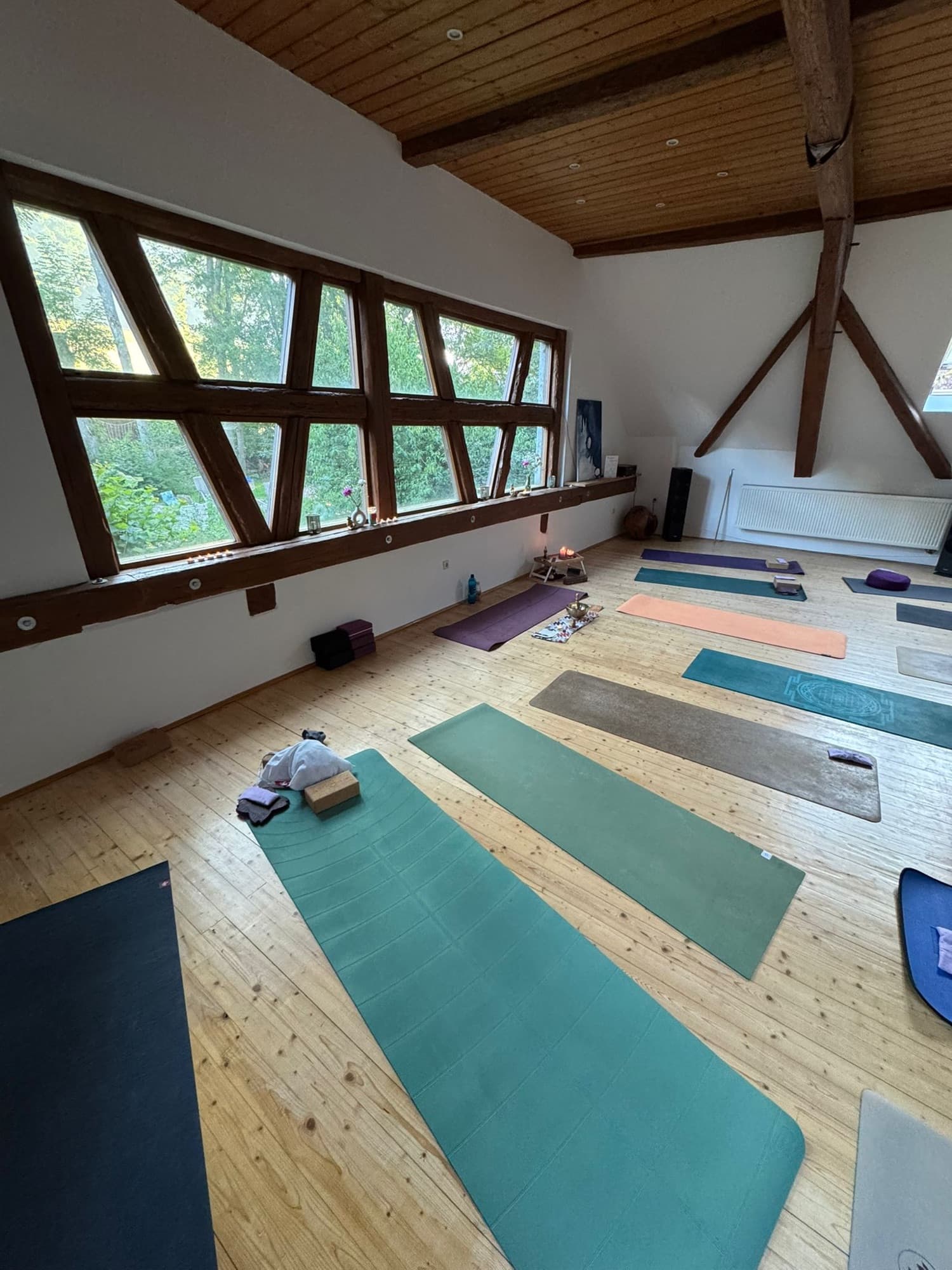 Achtsamer Moment in der Natur beim Yogaretreat 2025